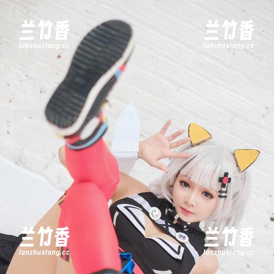 探寻MiMi Chan的校服，原图是认真态度，图册带点魔力